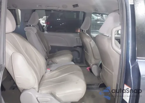 2015 Toyota Sienna Le 8 Passenger z USA, uszkodzony, nr VIN 5TDKK3DC4FS590380